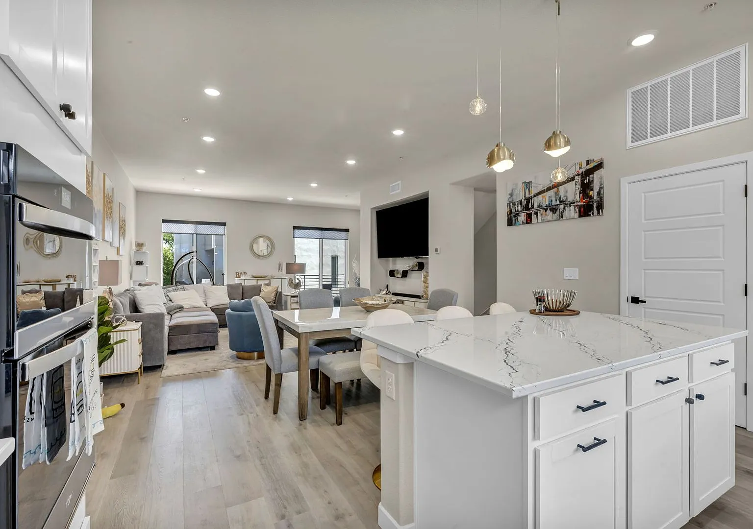 Modern Luxury Near Truckee River | Fully Furnished + Utilities Included — Photo 1