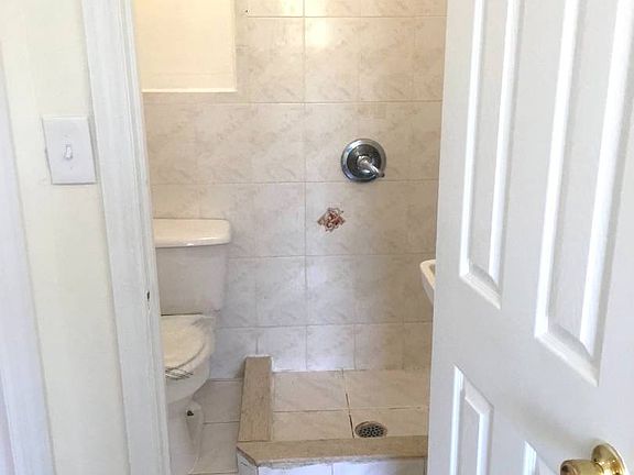 5th image of 22-98 Nameoke Ave #1