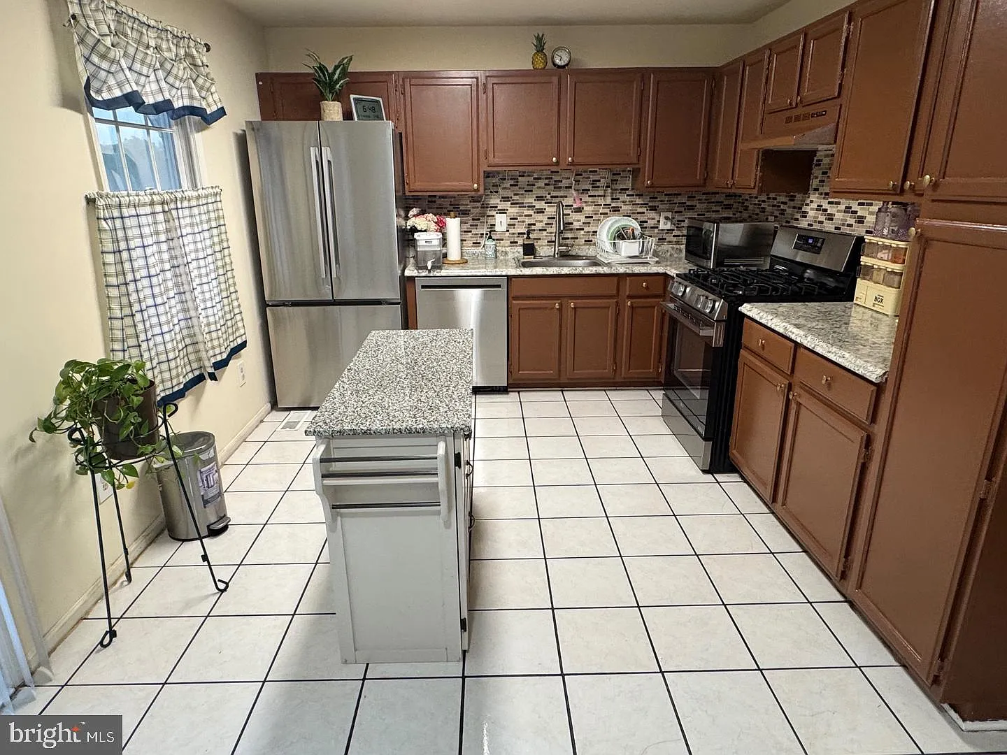 4 bed, 3.5 bath, 2100 sqft, $3,000 — Photo 4