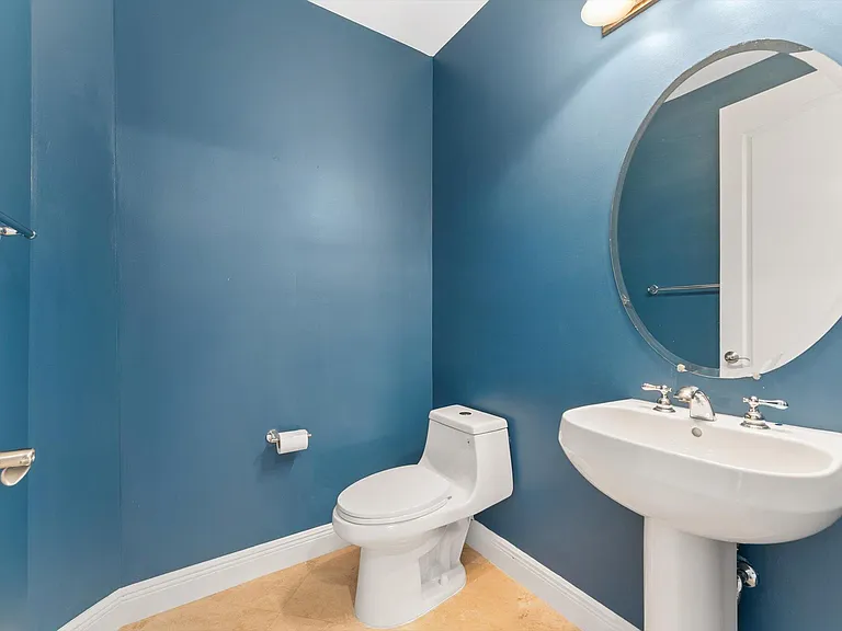 604 NE Francesca Ln — Photo 32