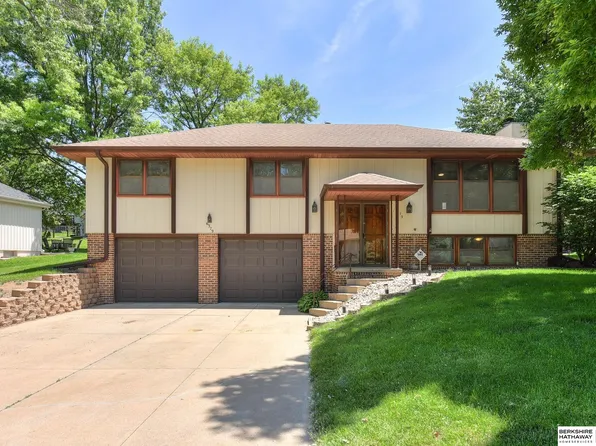 6379 Ponderosa Dr, Omaha, NE 68137