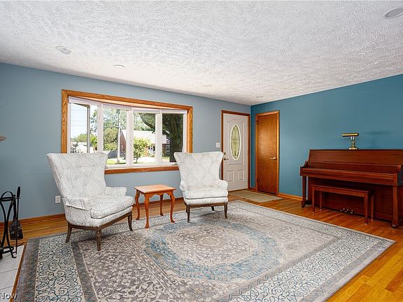 4th image of 229 Longview Dr