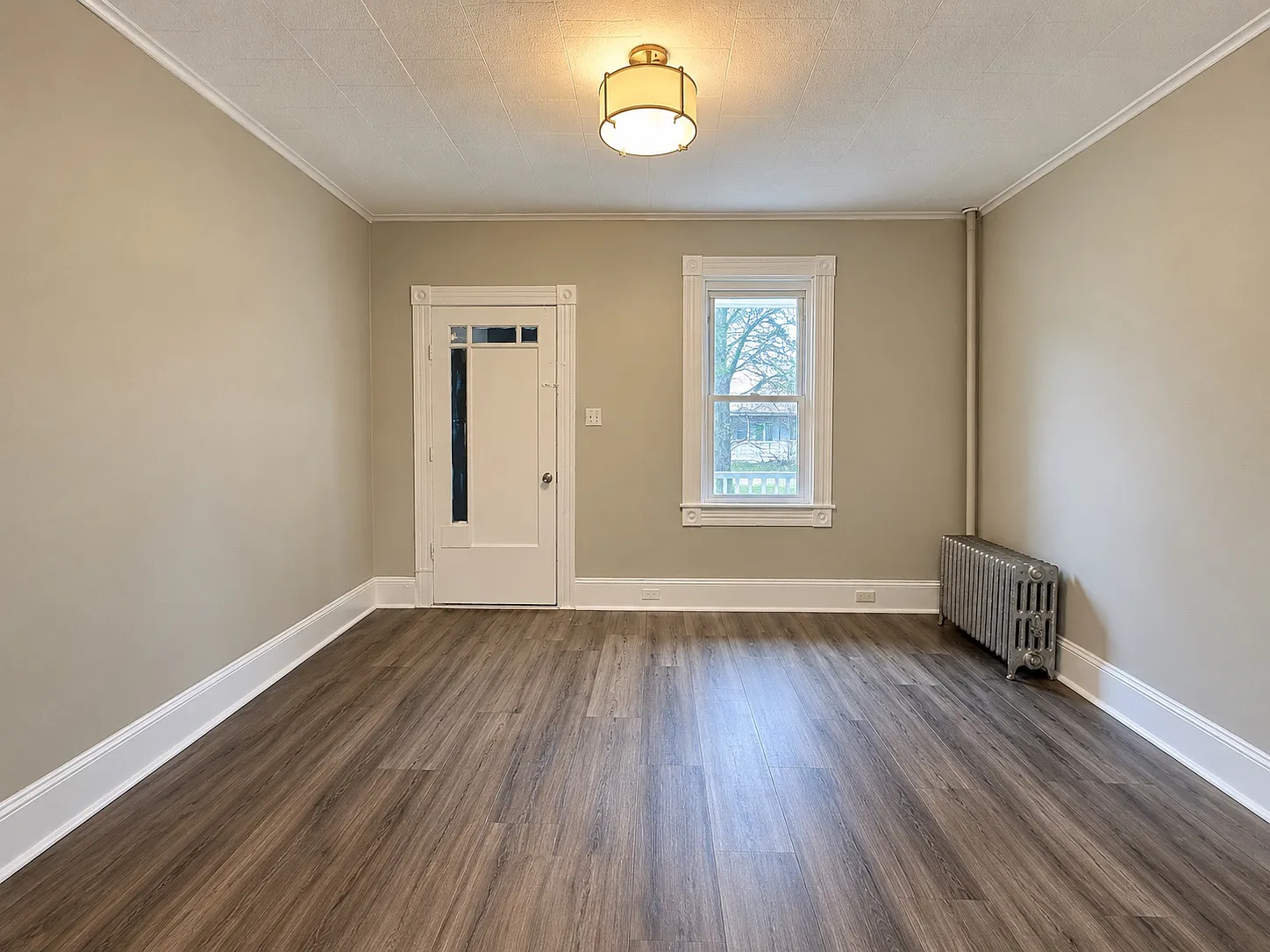 3 bed, $1,400 — Photo 2