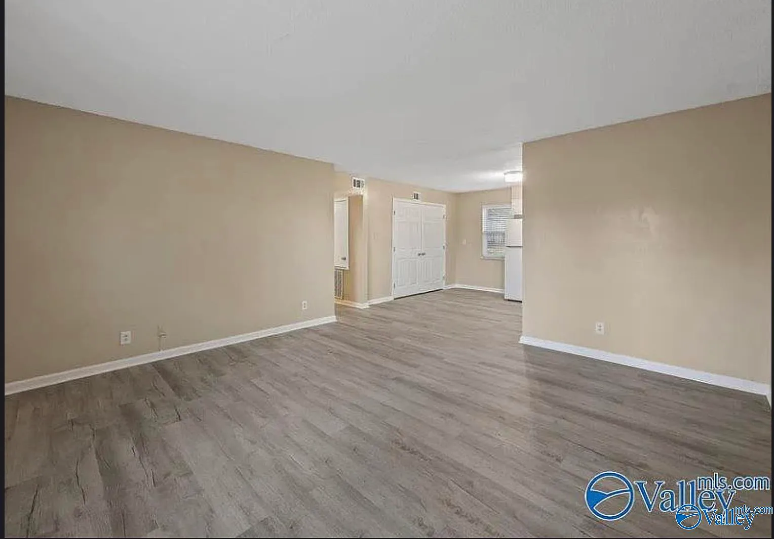 3 bed, 2.0 bath, 1100 sqft, $1,200 — Photo 4