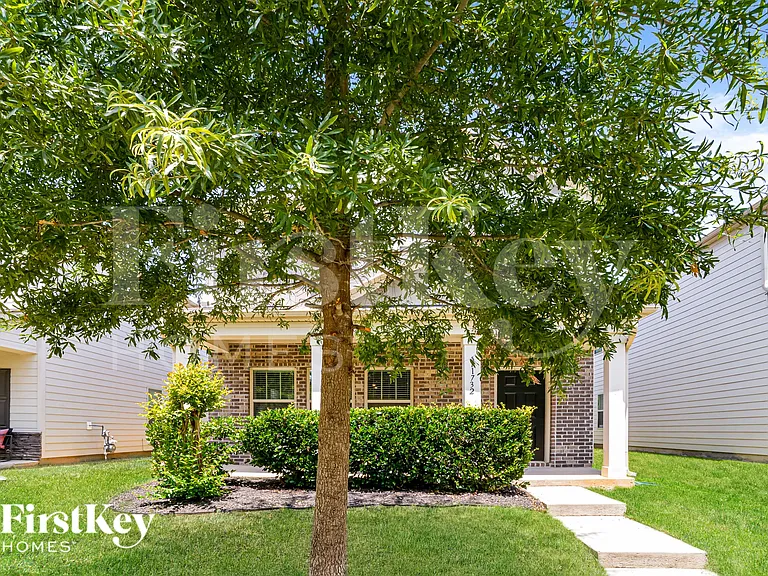 11732 Mesquite Rd — Photo 1