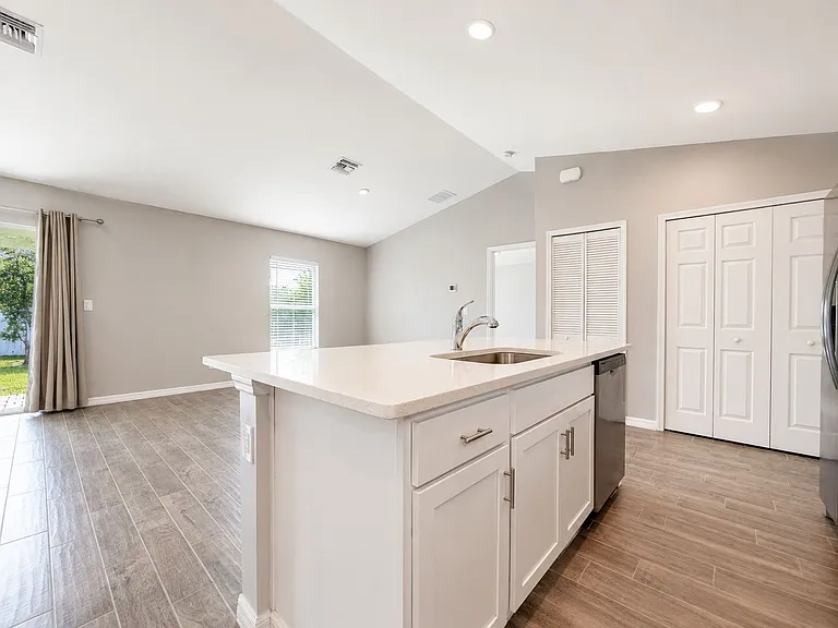 2728 NE 5th Pl — Photo 6