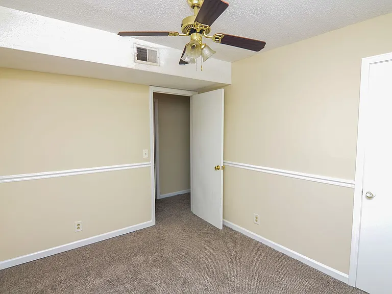 708 Heidi Ct — Photo 9