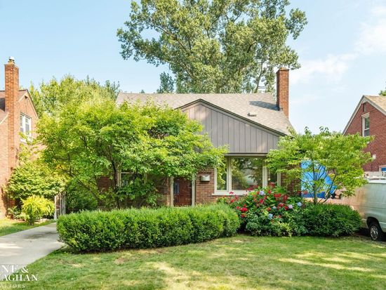 19258 Eastborne St, Harper Woods, MI 48225
