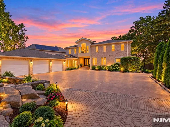 3 Bridle Way, Fort Lee, NJ 07024