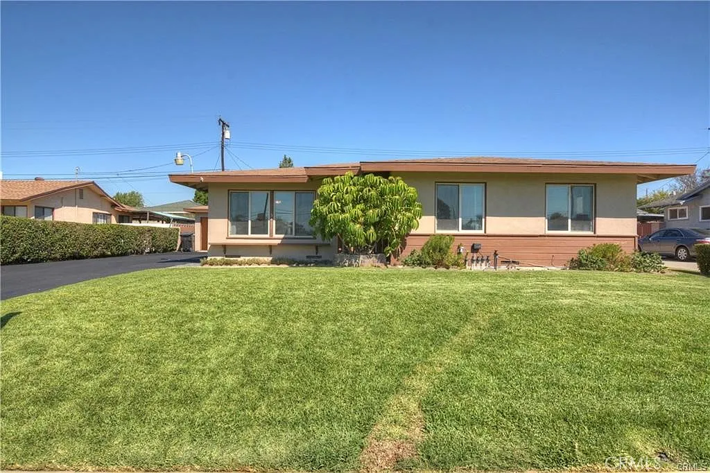 3 bed, 1.5 bath, 1476 sqft, $3,000 — Photo 1