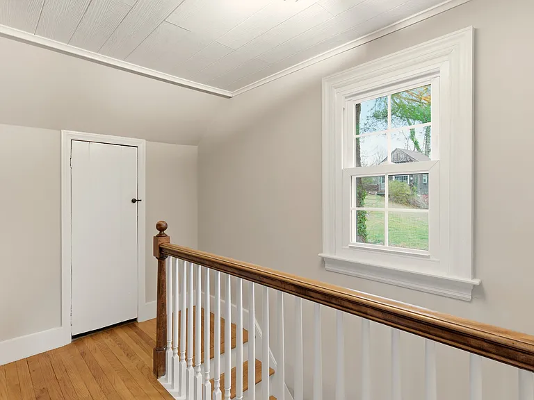 327 W Neck Rd — Photo 10