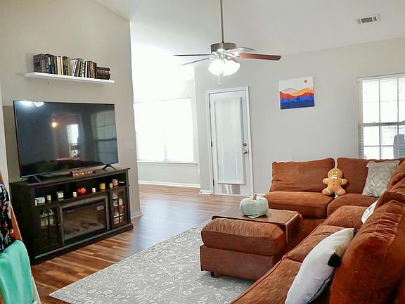 5th image of 220 Riglaw Cir