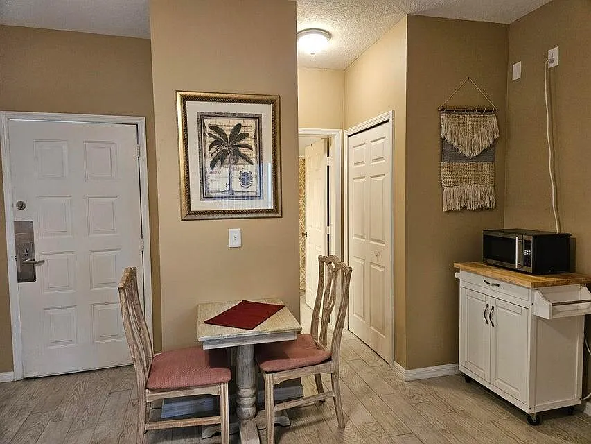 1 bed, 1.0 bath, 400 sqft, $1,200 — Photo 3