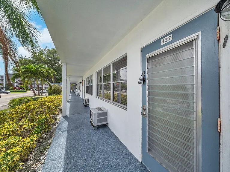 127 Westbury #G — Photo 3