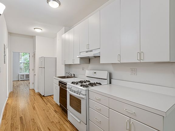 5th image of 856 Lexington Ave APT 3