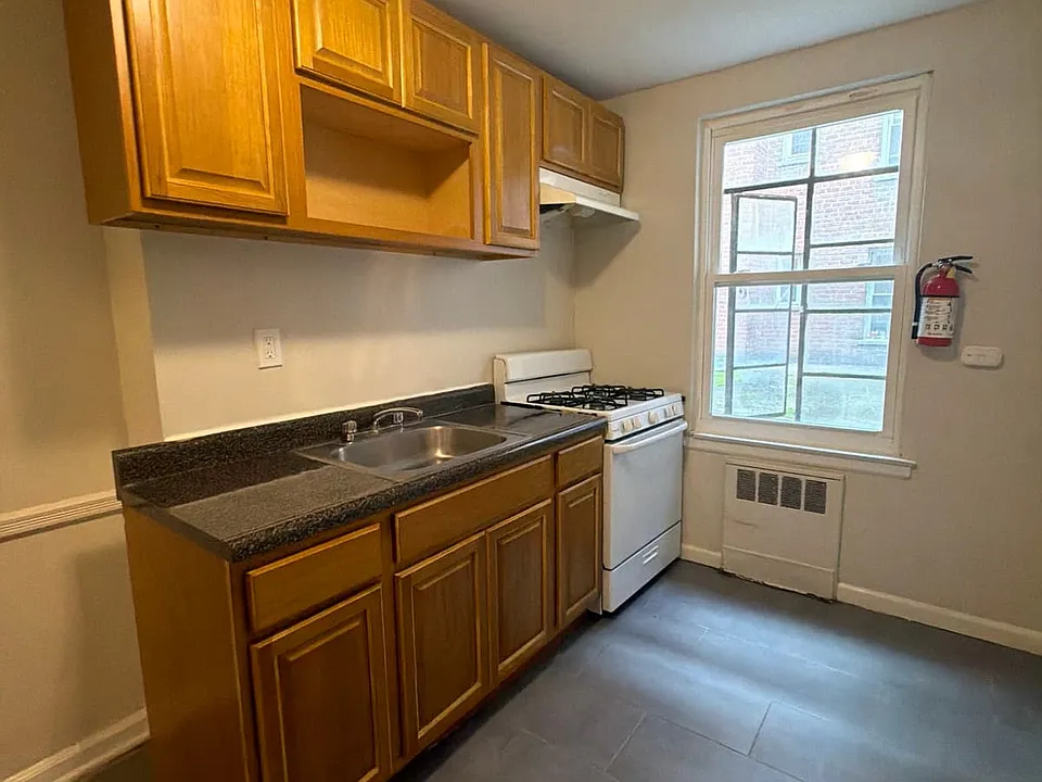 103 Chancellor Ave #B10