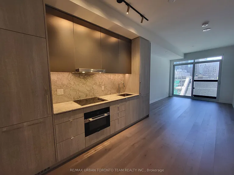 771 Yonge St #302 — Photo 2