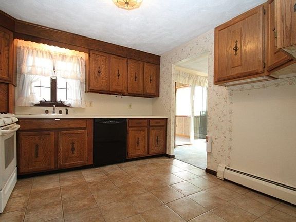 4th image of 40 Sherwood Dr