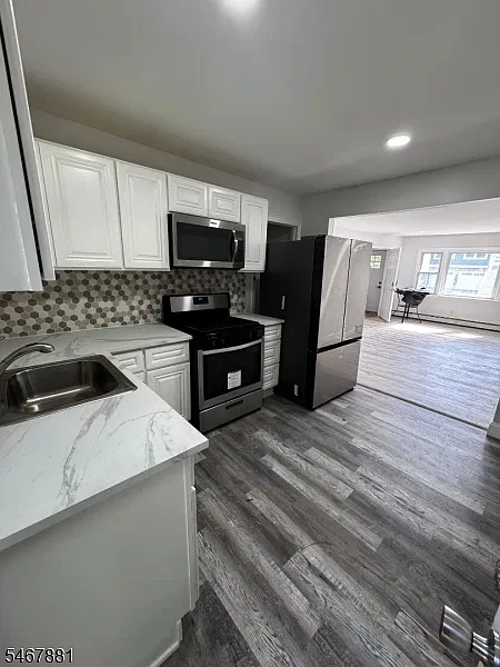 3 bed, 1.0 bath, 1400 sqft, $2,400 — Photo 3