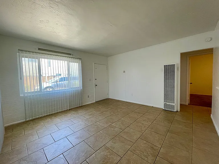 Beautiful 2 bedroom 1 bathroom with a private yard in the heart of El Cajon — Photo 3