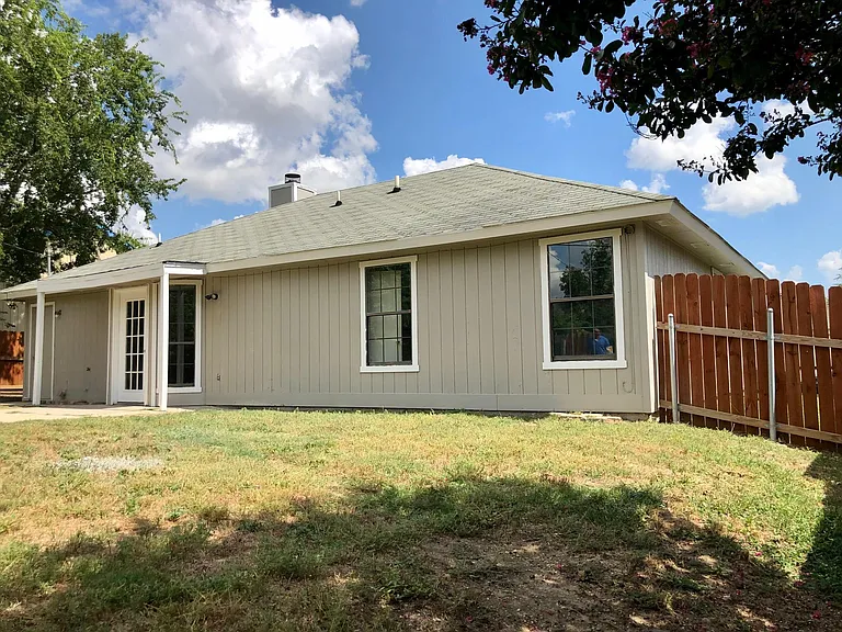2206 Hemlock Dr — Photo 7
