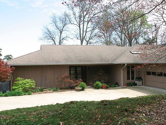 The casual style of this stepless ranch belies the expansive interior.