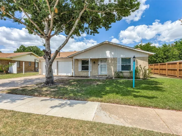 358 Mustang Dr, Saginaw, TX 76179