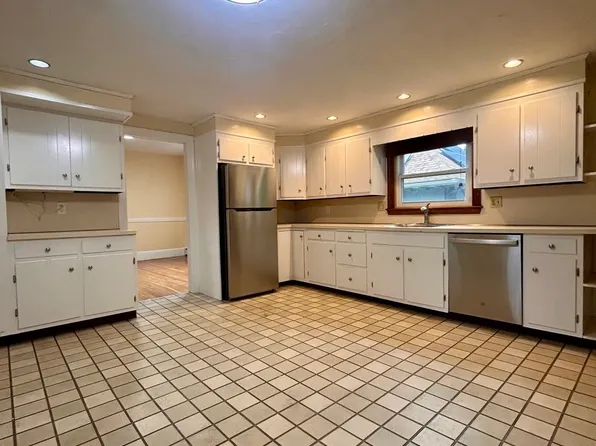53 Oakland St #B, Medford, MA 02155