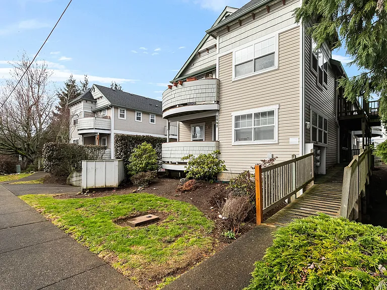 1607 H St #201 — Photo 15