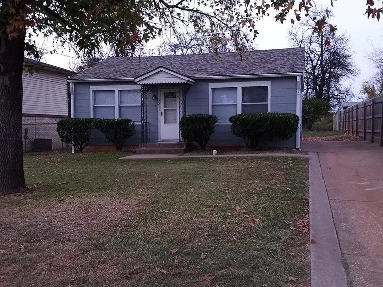 1211 W Bullock St — Photo 1