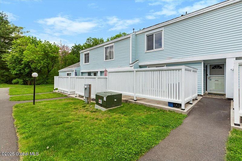 3rd image of 404 Chatham Court