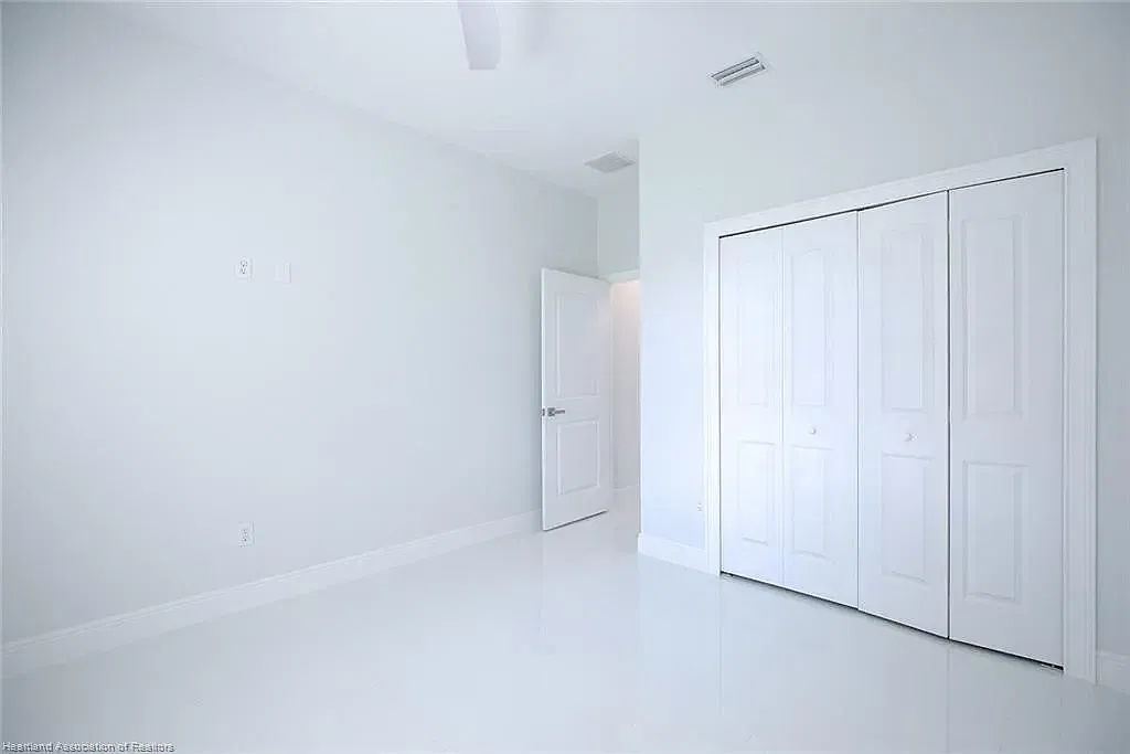 3 bed, 2.5 bath, 10018 sqft, $1,900 — Photo 1