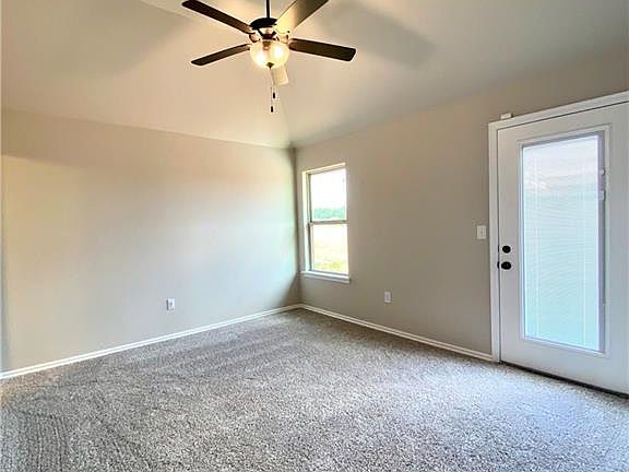 4th image of 929 Tarry Town Dr