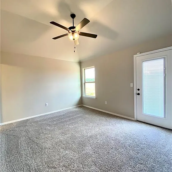 929 Tarry Town Dr — Photo 4