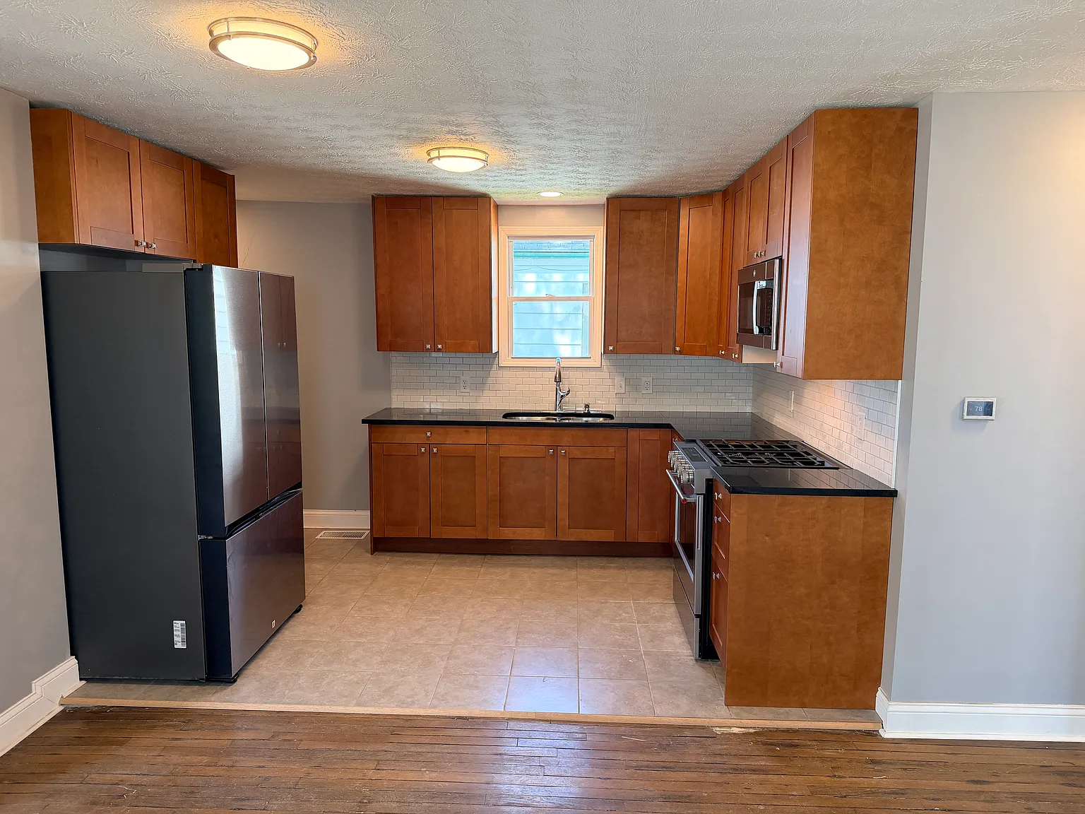 3 bed, 1728 sqft, $2,000 — Photo 4