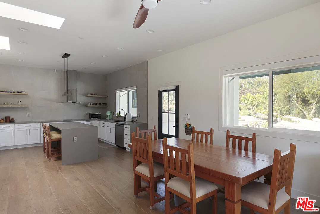 3 bed, 3.0 bath, 1450 sqft, $4,950 — Photo 4