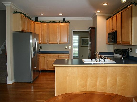 4th image of 553 Winter Hill Ln