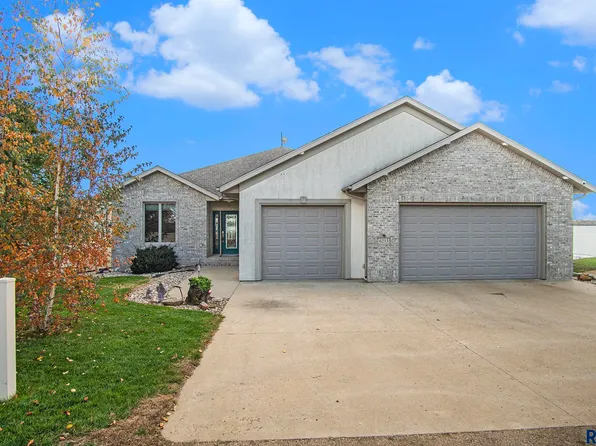 6213 N Lakeside Dr, Madison, SD 57042