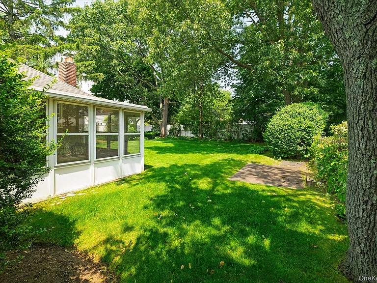 531 Surrey Pl — Photo 21