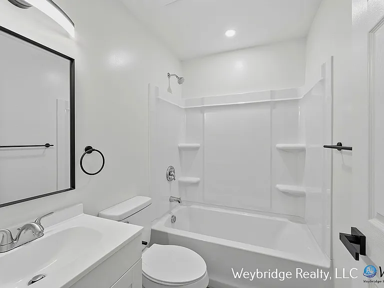 E North 205 — Photo 9