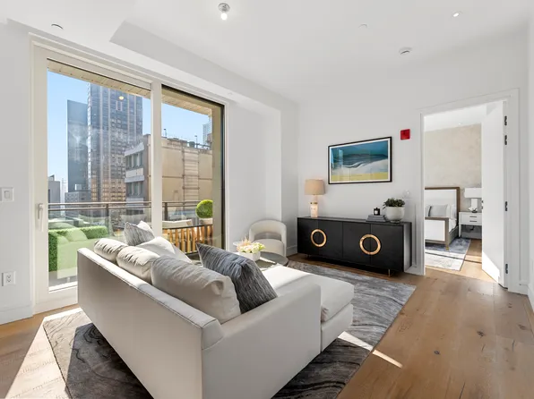 305 East 61st Street 901 image 1 of 10