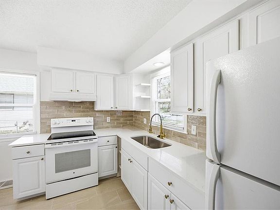 5th image of 8236 Flora Ave