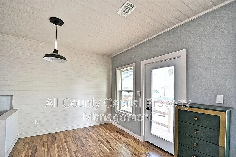 2 bed, 1.0 bath, 980 sqft, $1,400 — Photo 2