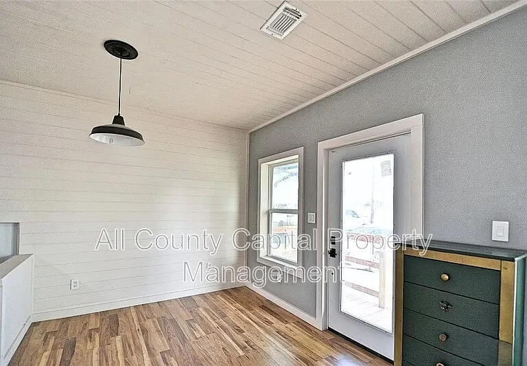 2902 Katy St — Photo 2
