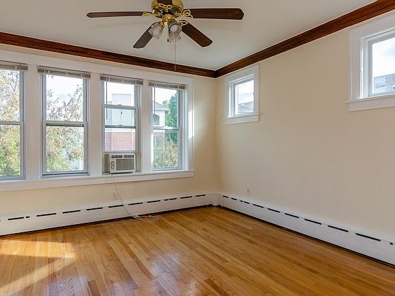 4th image of 215 Des Plaines Ave
