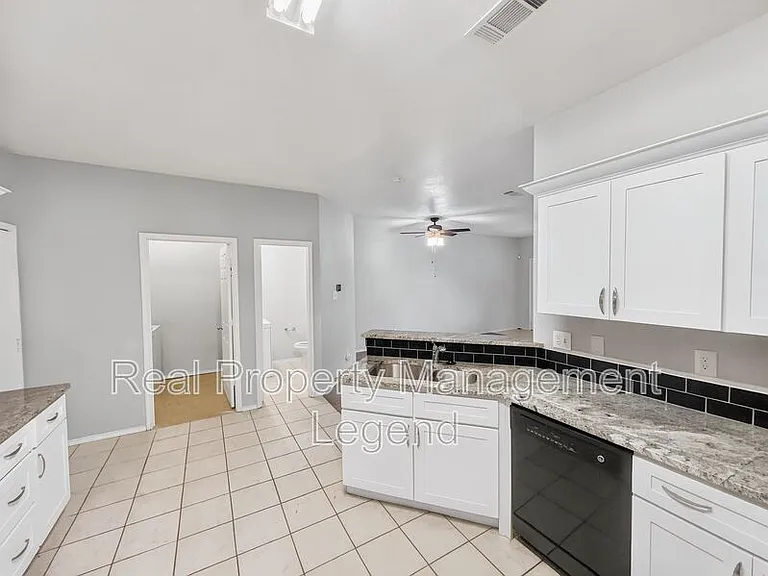 3211 Roundtree Ln — Photo 6