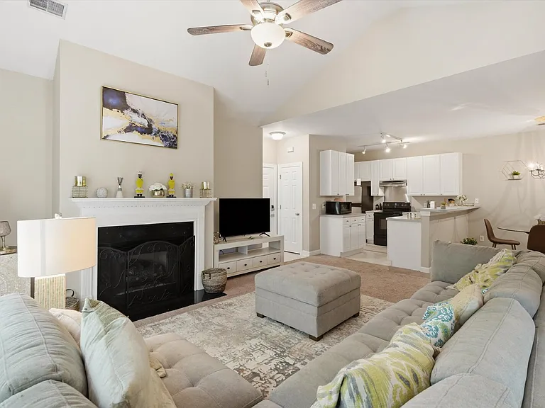 407 S Elgin Ct — Photo 6