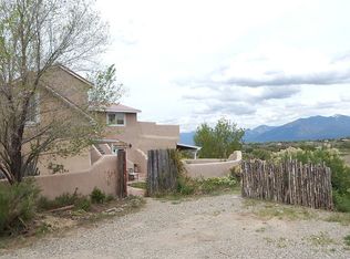 40 Leyba Rd, Chamisal, NM 87521