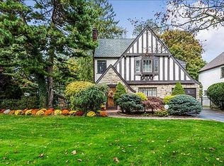 59 Strathmore Ln, Rockville Centre, NY 11570