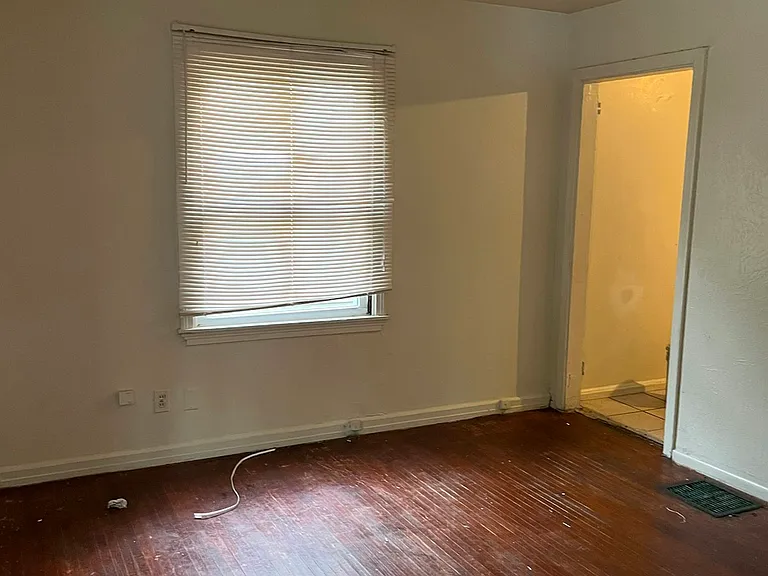 1319 Kingsley Ave — Photo 2